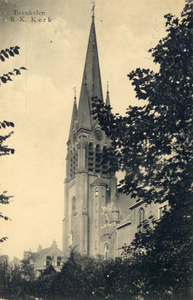 8817 Gezicht op de toren van de R.K.-kerk te Breukelen uit het zuidoosten.